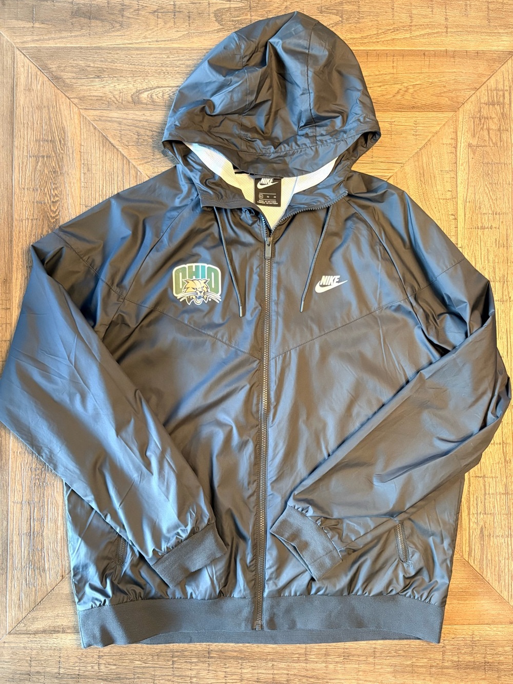 Nike Hooded Windbreaker Trainer
Jacket Vented Black Men’s XL
Ohio Bobcats Logo